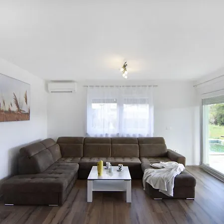 בית נופש Kuca By Interhome *